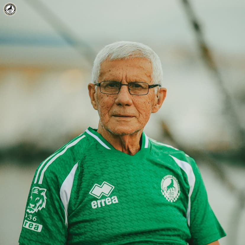 Supporter âgé en maillot JSD